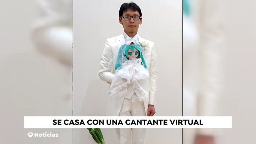 El japon&eacute;s que se cas&oacute; con una cantante virtual se queda 'viudo' por una actualizaci&oacute;n del software