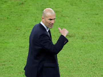 Zinedine Zidane, en la banda del estadio Rey Abdullah Zinedine Zidane, en la banda del estadio Rey Abdullah