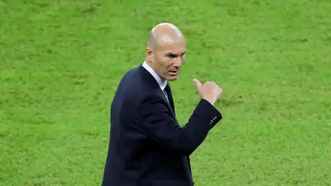 Zinedine Zidane, en la banda del estadio Rey Abdullah Zinedine Zidane, en la banda del estadio Rey Abdullah