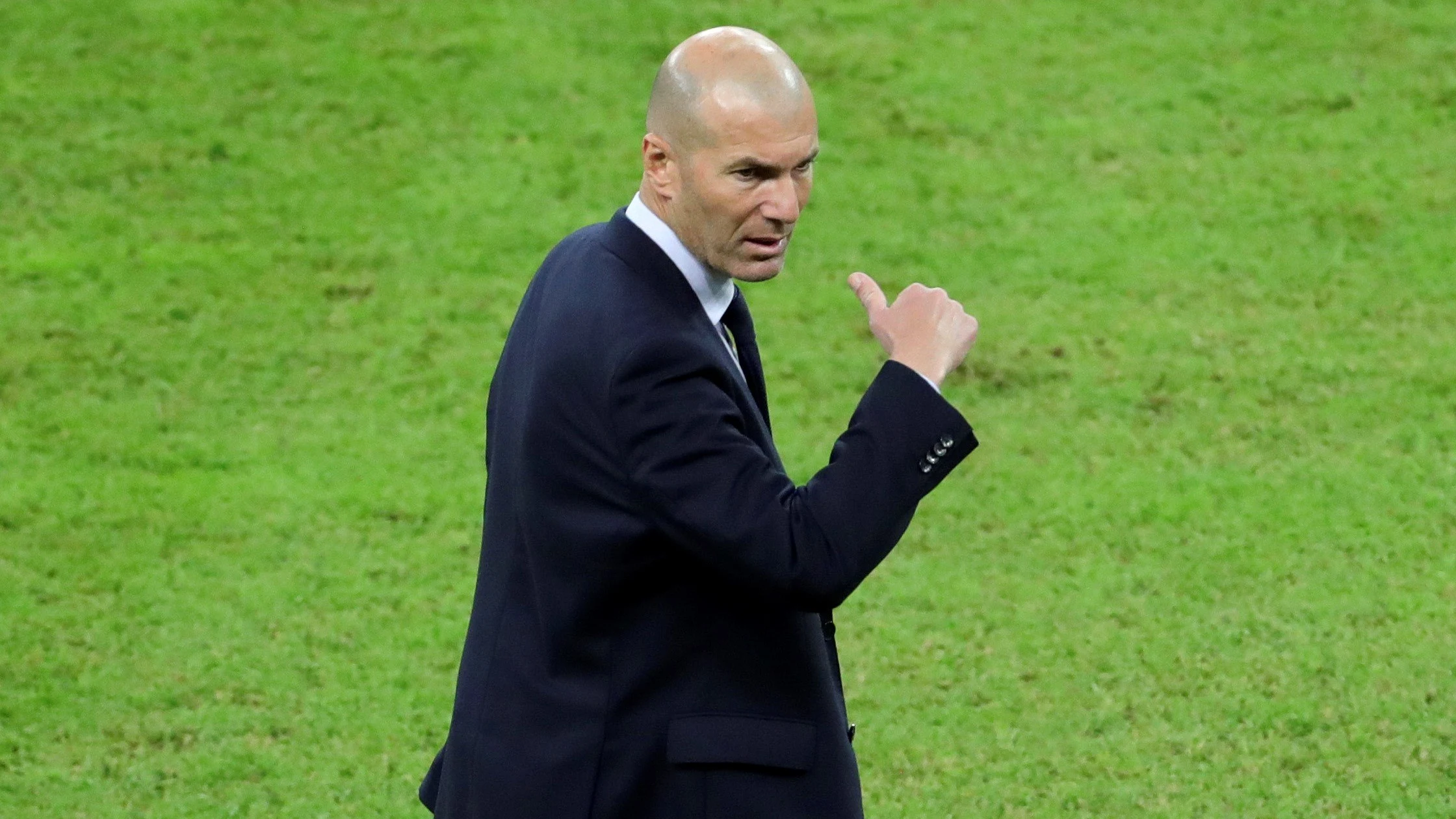 Zinedine Zidane, en la banda del estadio Rey Abdullah Zinedine Zidane, en la banda del estadio Rey Abdullah