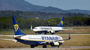 Dos aviones de Ryanair en un aeropuerto Dos aviones de Ryanair en un aeropuerto