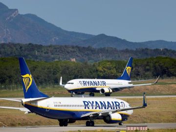 Dos aviones de Ryanair en un aeropuerto