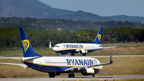 Dos aviones de Ryanair en un aeropuerto Dos aviones de Ryanair en un aeropuerto