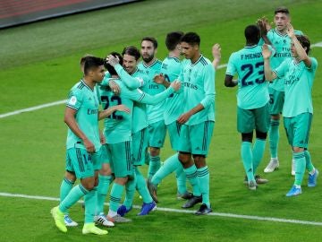 Los jugadores del Real Madrid celebran un gol ante el Valencia en la semifinal de la Supercopa de España