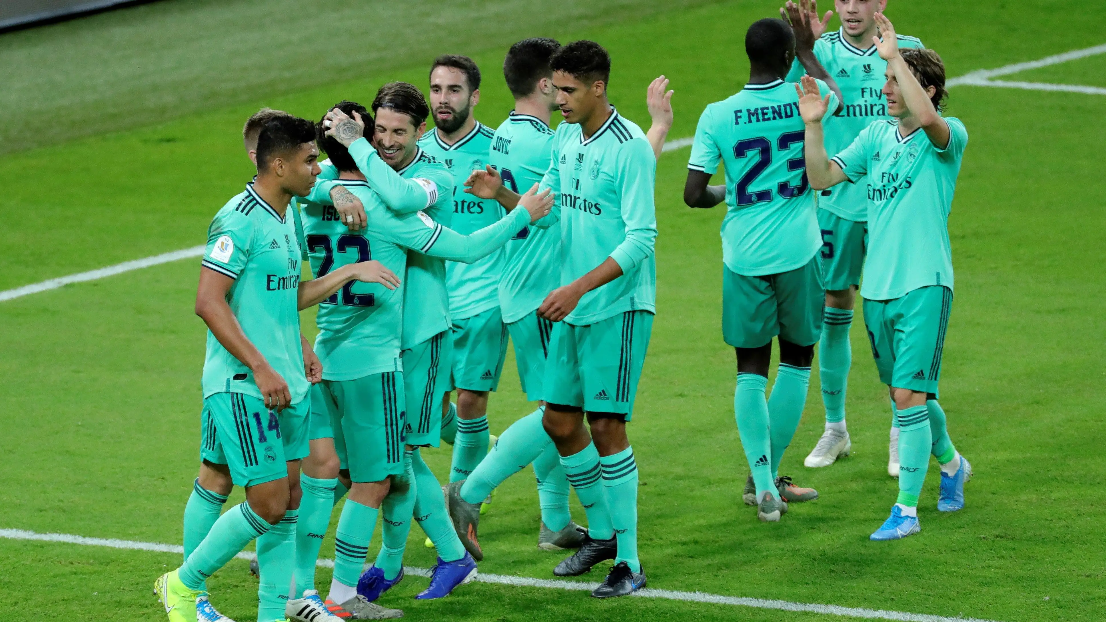 Los jugadores del Real Madrid celebran un gol ante el Valencia en la semifinal de la Supercopa de España Los jugadores del Real Madrid celebran un gol ante el Valencia en la semifinal de la Supercopa de España