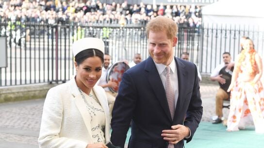 Enrique y Meghan dar&aacute;n un "paso atr&aacute;s" como miembros de la realeza brit&aacute;nica