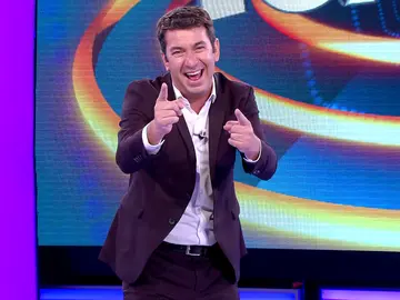 Arturo Valls propone poner publicidad en un "sitio muy sugerente" de su anatomía en '¡Ahora caigo!' Arturo Valls propone poner publicidad en un "sitio muy sugerente" de su anatomía en '¡Ahora caigo!'