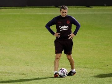 Ernesto Valverde, en el entrenamiento del Barcelona en Yeda