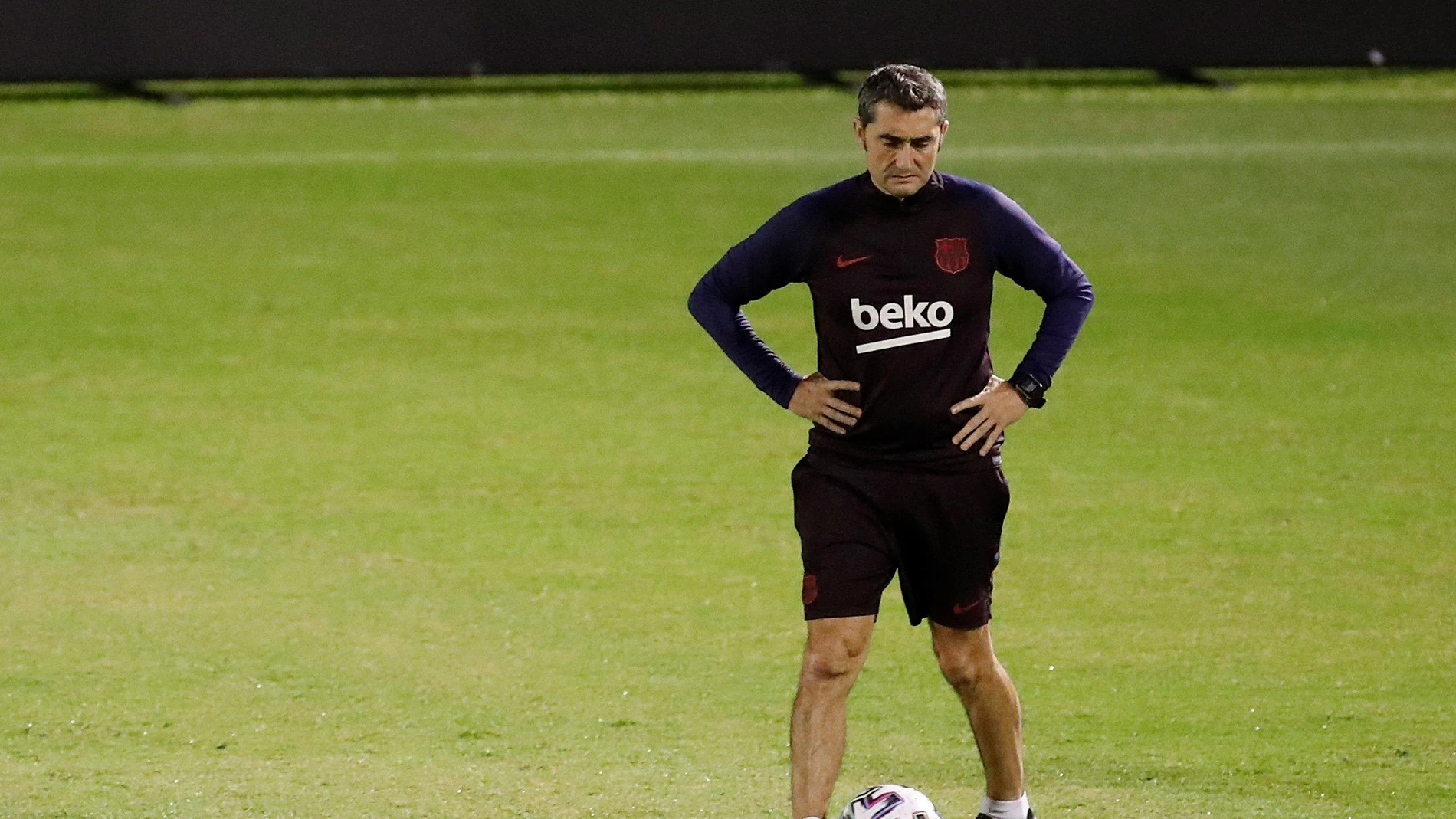 Ernesto Valverde, en el entrenamiento del Barcelona en Yeda Ernesto Valverde, en el entrenamiento del Barcelona en Yeda