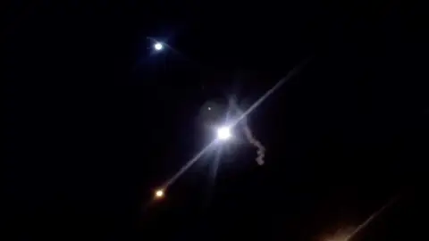 Irán bombardea dos bases estadounidenses. Irán bombardea dos bases estadounidenses.