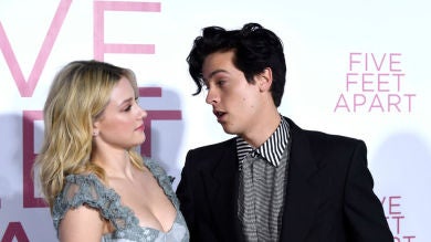 Lili Reinhart ('Riverdale'), sin palabras ante el beso que le da Antonio Banderas