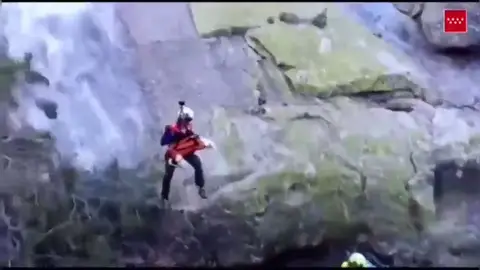 Rescate de un perro en La Pedriza El GERA rescata a una perra atrapada en el cauce del río en La Pedriza