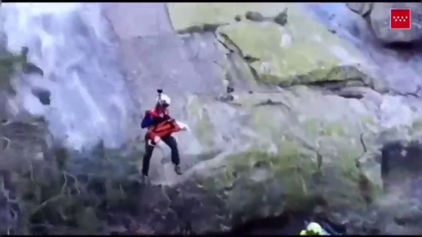 Rescate de un perro en La Pedriza El GERA rescata a una perra atrapada en el cauce del río en La Pedriza