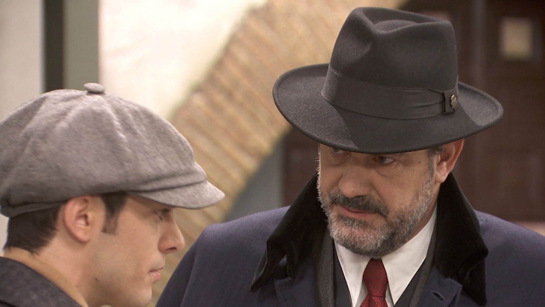 Pablo e Ignacio, espiados por un misterioso hombre