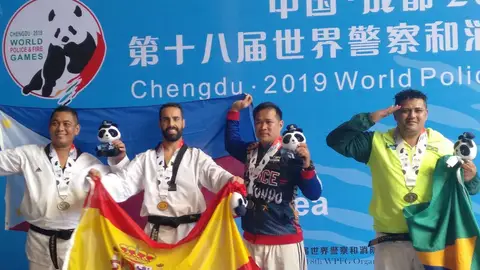 Adán Vázquez, en el centro de la imagen Adán Vázquez, en el centro de la imagen