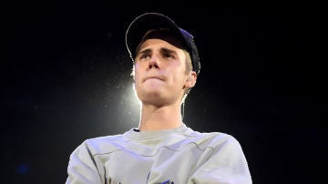 Justin Bieber llora durante una actuación