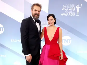 David Harbour y Lily Allen en los SAG Awards David Harbour y Lily Allen en los SAG Awards