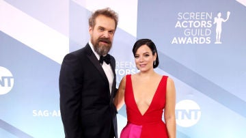 David Harbour y Lily Allen en los SAG Awards
