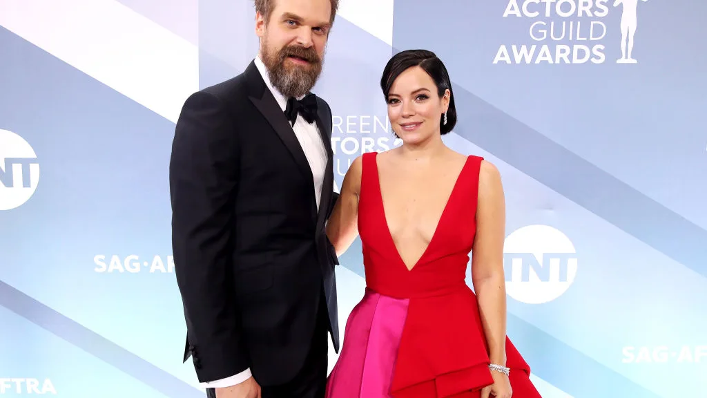 David Harbour y Lily Allen en los SAG Awards David Harbour y Lily Allen en los SAG Awards