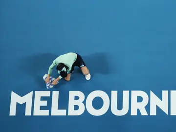 Una recogepelotas prepara una pista en el Open de Australia Una recogepelotas prepara una pista en el Open de Australia