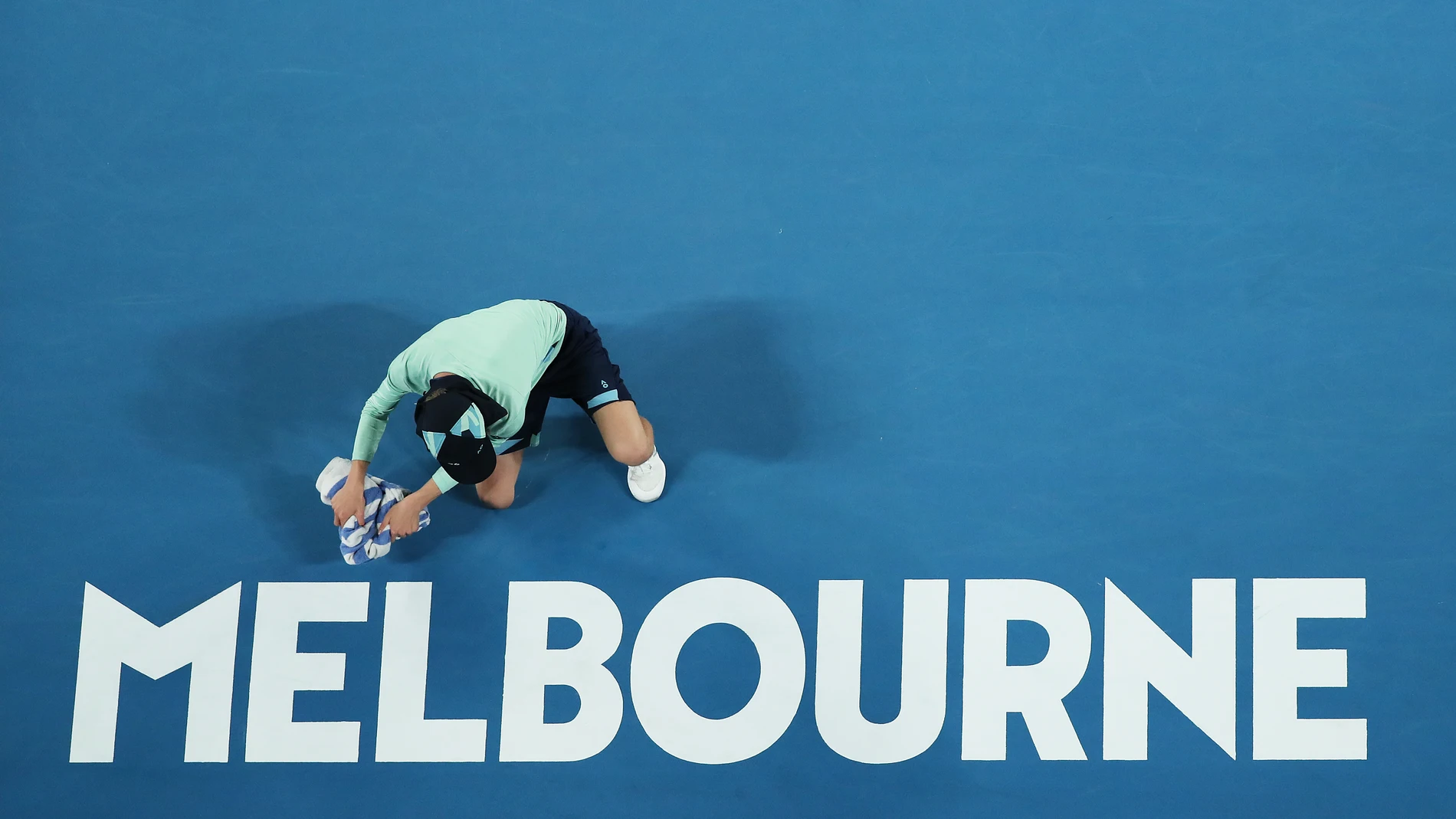 Una recogepelotas prepara una pista en el Open de Australia Una recogepelotas prepara una pista en el Open de Australia