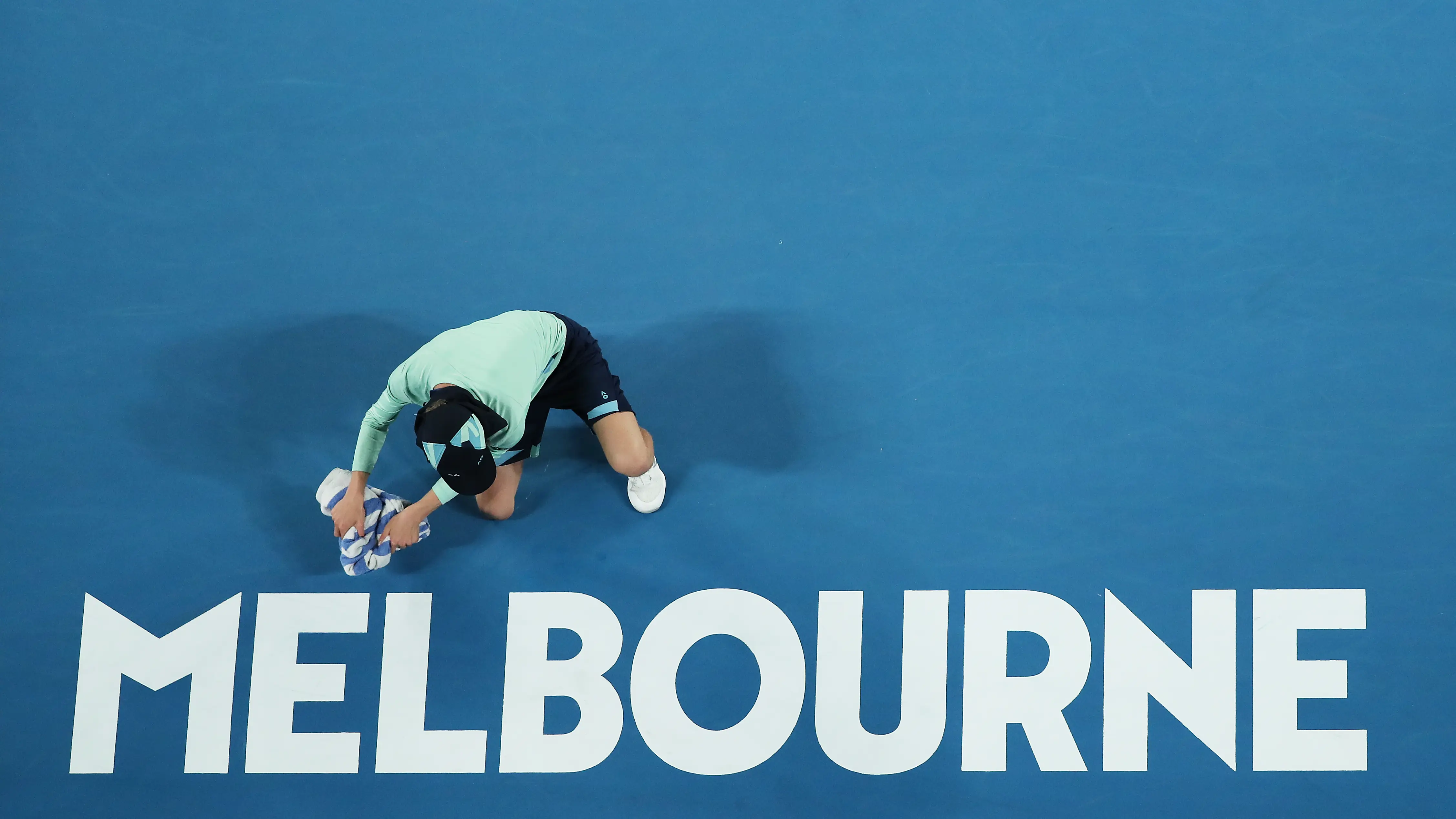 Una recogepelotas prepara una pista en el Open de Australia Una recogepelotas prepara una pista en el Open de Australia