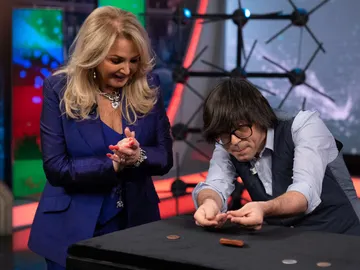 El truco de magia con el que Luis Piedrahita consigue sorprender a Bonnie Tyler en 'El Hormiguero 3.0' El truco de magia con el que Luis Piedrahita consigue sorprender a Bonnie Tyler en 'El Hormiguero 3.0'