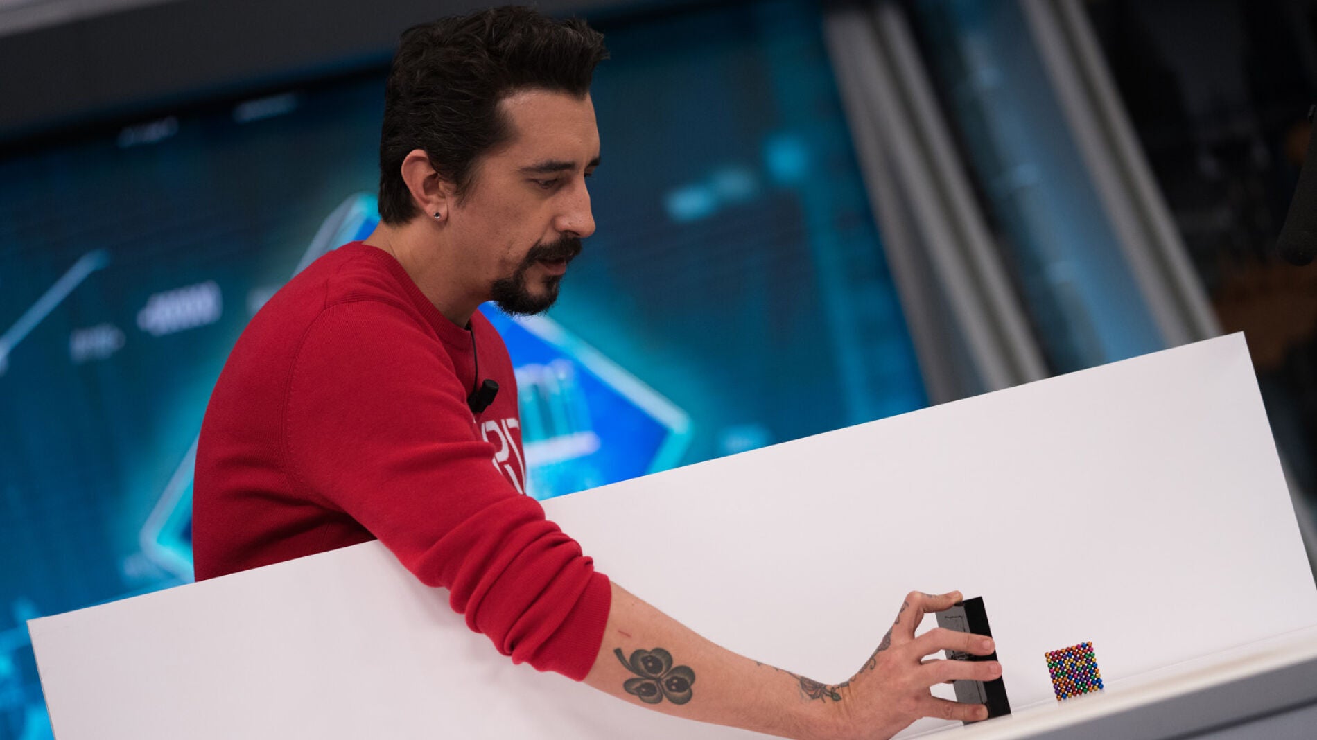 La teor&iacute;a del caos cobra vida con los imanes de Marron en 'El Hormiguero 3.0'