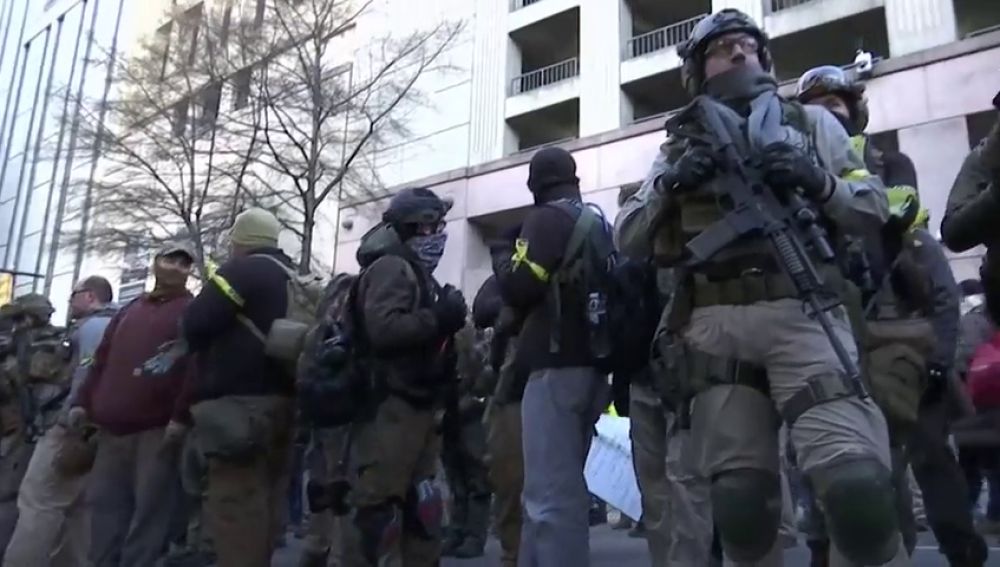 Miles de manifestantes armados en Virginia al grito de "las armas salvan vidas"