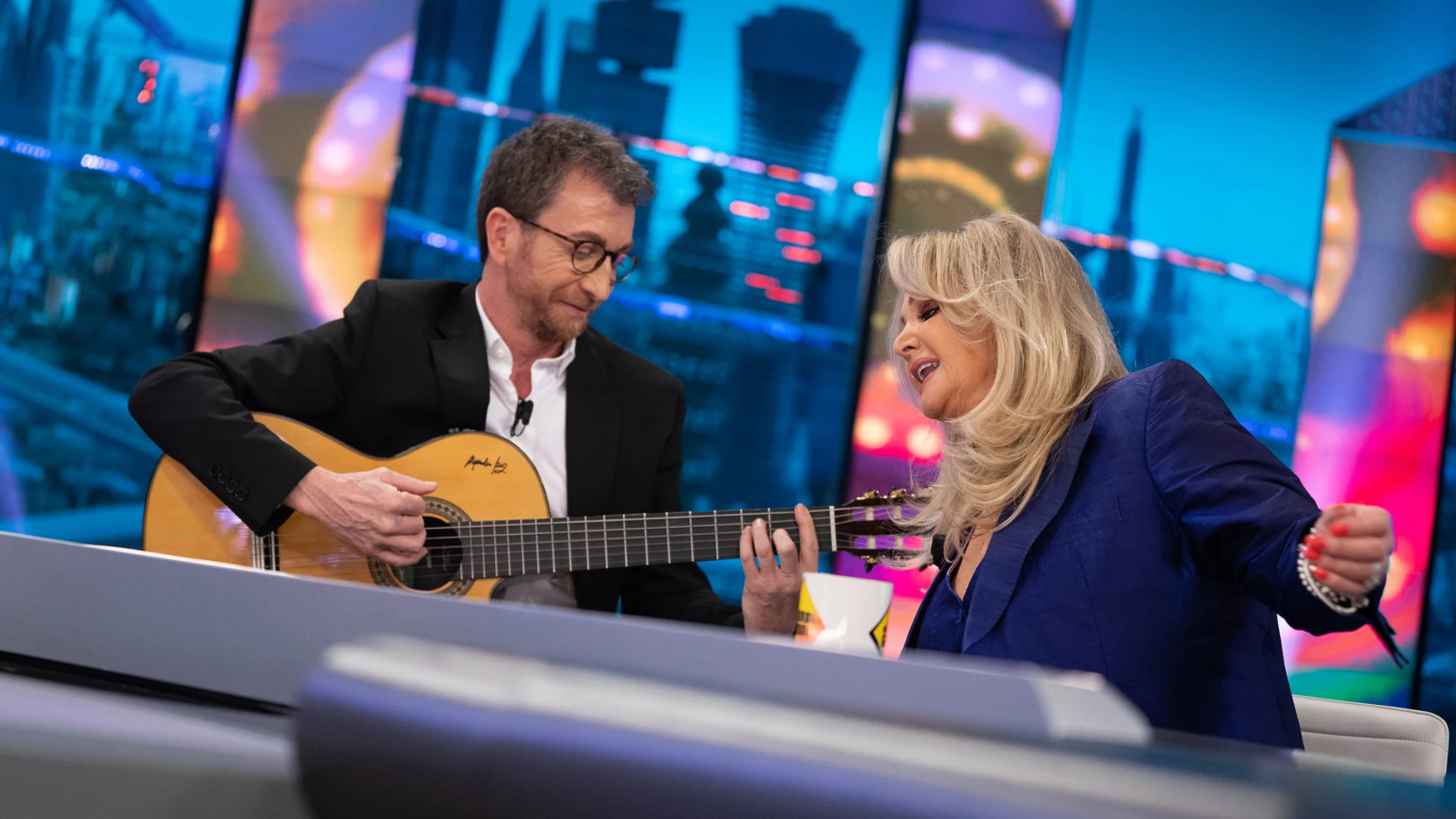 Bonnie Tyler interpreta su mítica 'It’s a heartache' con Pablo Motos a la guitarra en 'El Hormiguero 3.0'