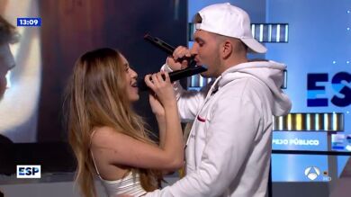 Omar Montes y Ana Mena interpretan su éxito 'Como el agua' en Espejo Público