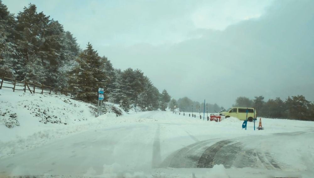 La nieve llega a Madrid: será obligatorio circular con cadenas en Navacerrada y Cotos