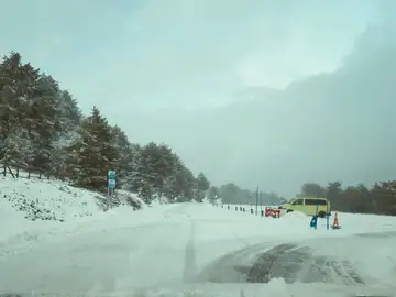 La nieve llega a Madrid: será obligatorio circular con cadenas en Navacerrada y Cotos La nieve llega a Madrid: será obligatorio circular con cadenas en Navacerrada y Cotos