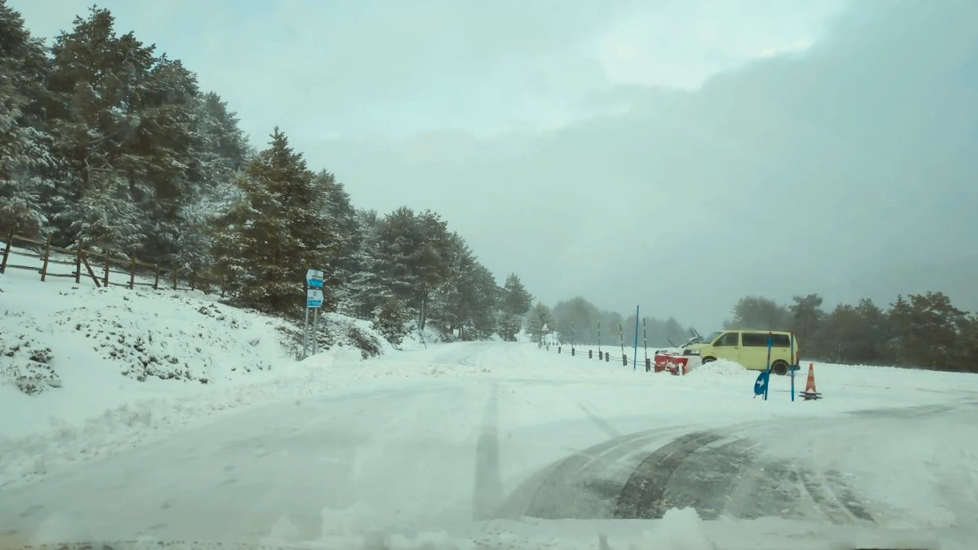 La nieve llega a Madrid: será obligatorio circular con cadenas en Navacerrada y Cotos La nieve llega a Madrid: será obligatorio circular con cadenas en Navacerrada y Cotos