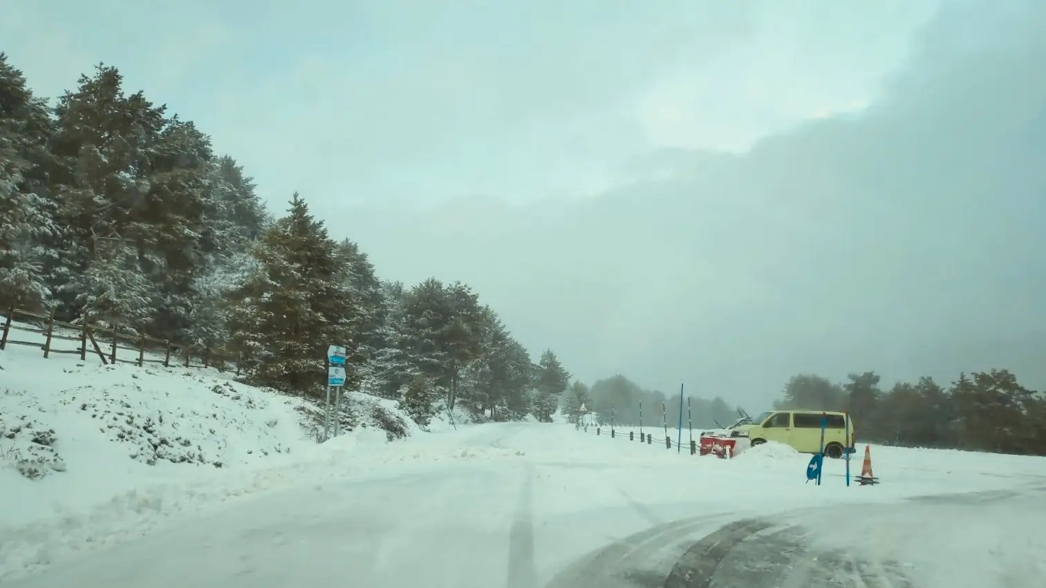 La nieve llega a Madrid: será obligatorio circular con cadenas en Navacerrada y Cotos La nieve llega a Madrid: será obligatorio circular con cadenas en Navacerrada y Cotos