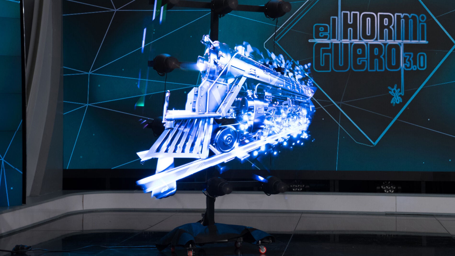 Marron sorprende con espectaculares hologramas 3D creados con aspas en 'El Hormiguero 3.0'