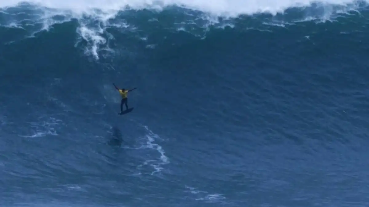 Kai Lenny en la playa de Nazar&eacute; (Portugal)