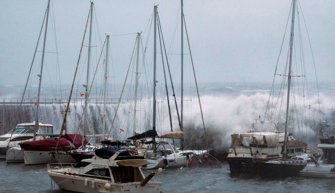 Grandes olas sobrepasan el espigón del Puerto Olímpico de Barcelona