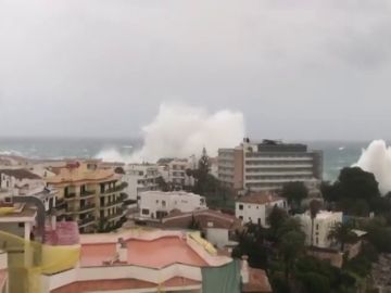 Las olas saltan por encima de los edificios en Mallorca