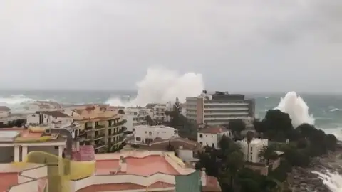 Las olas saltan por encima de los edificios en Mallorca Las olas saltan por encima de los edificios en Mallorca