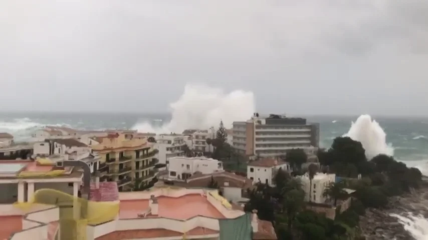 Las olas saltan por encima de los edificios en Mallorca