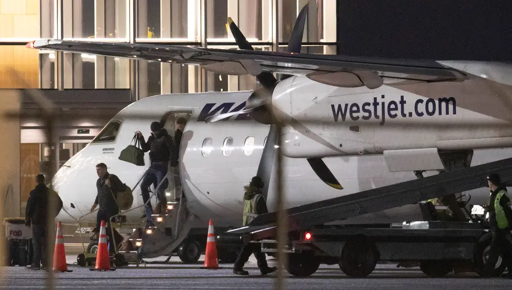 El príncipe Harry llegando al aeropuerto de Vancouver 