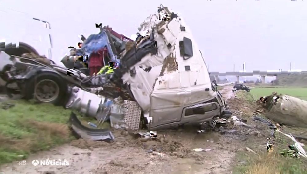 Tres muertos al chocar dos camiones y dos coches en Osera de Ebro, en Zaragoza