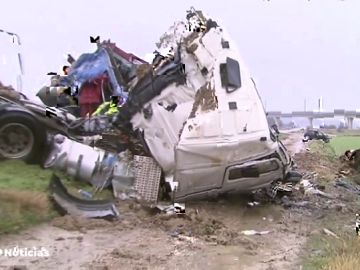 Tres muertos al chocar dos camiones y dos coches en Osera de Ebro, en Zaragoza