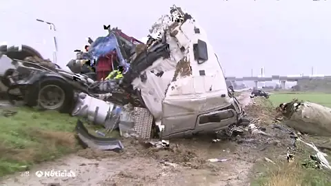 Tres muertos al chocar dos camiones y dos coches en Osera de Ebro, en Zaragoza Tres muertos al chocar dos camiones y dos coches en Osera de Ebro, en Zaragoza
