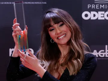 Aitana alzando su galardón en los Premios Odeón Aitana alzando su galardón en los Premios Odeón