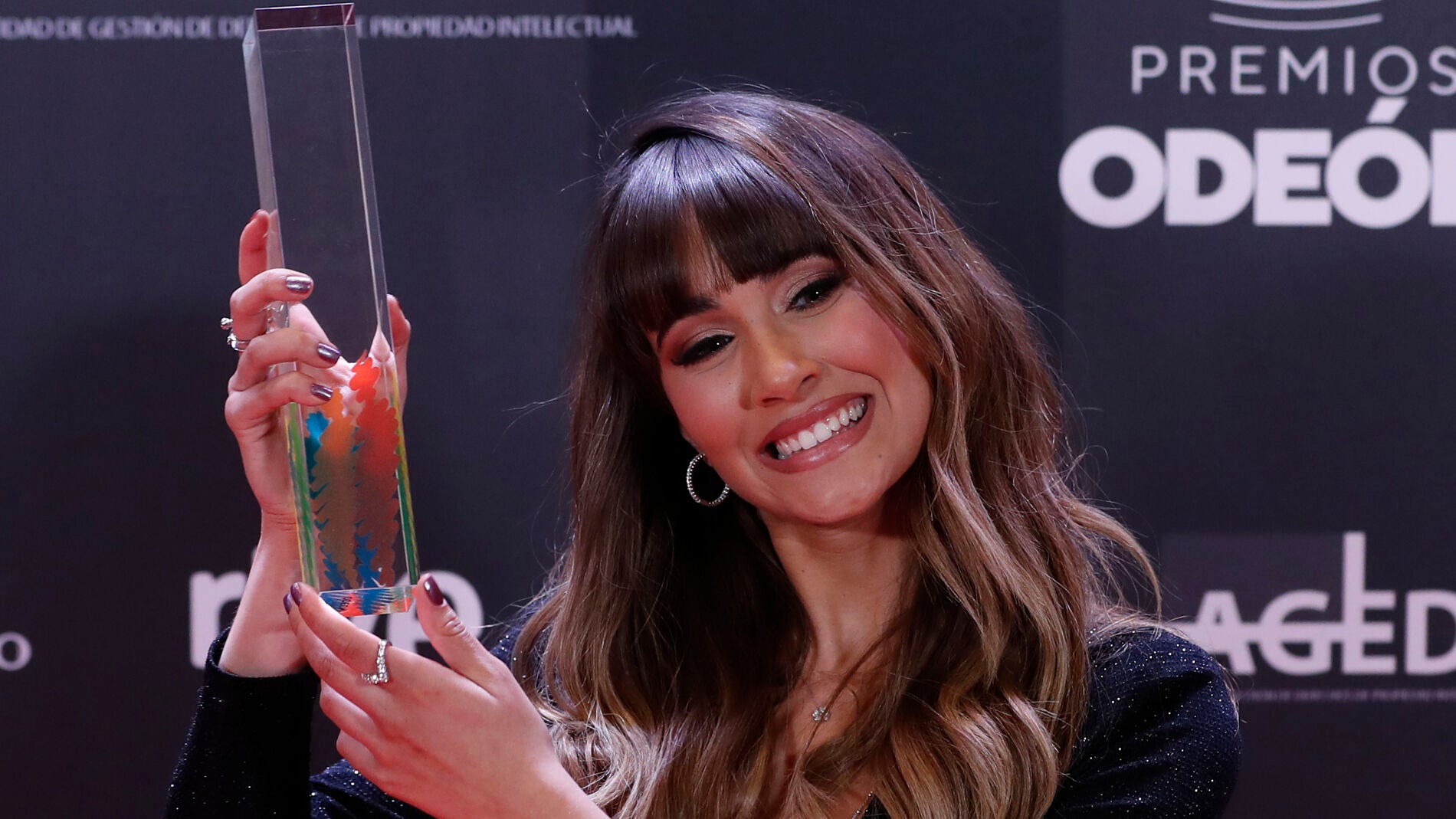Aitana alzando su galardón en los Premios Odeón 