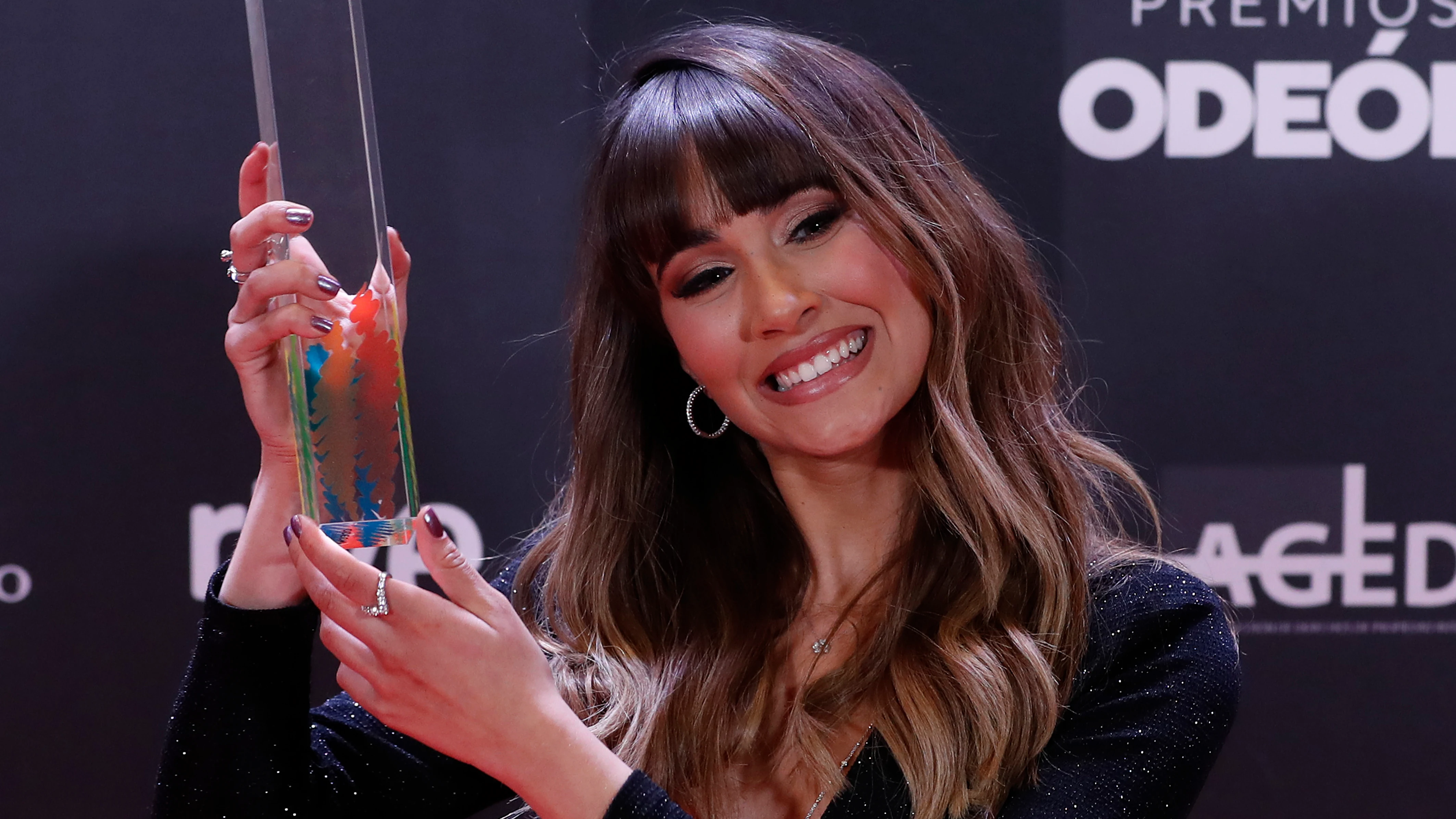 Aitana alzando su galardón en los Premios Odeón 