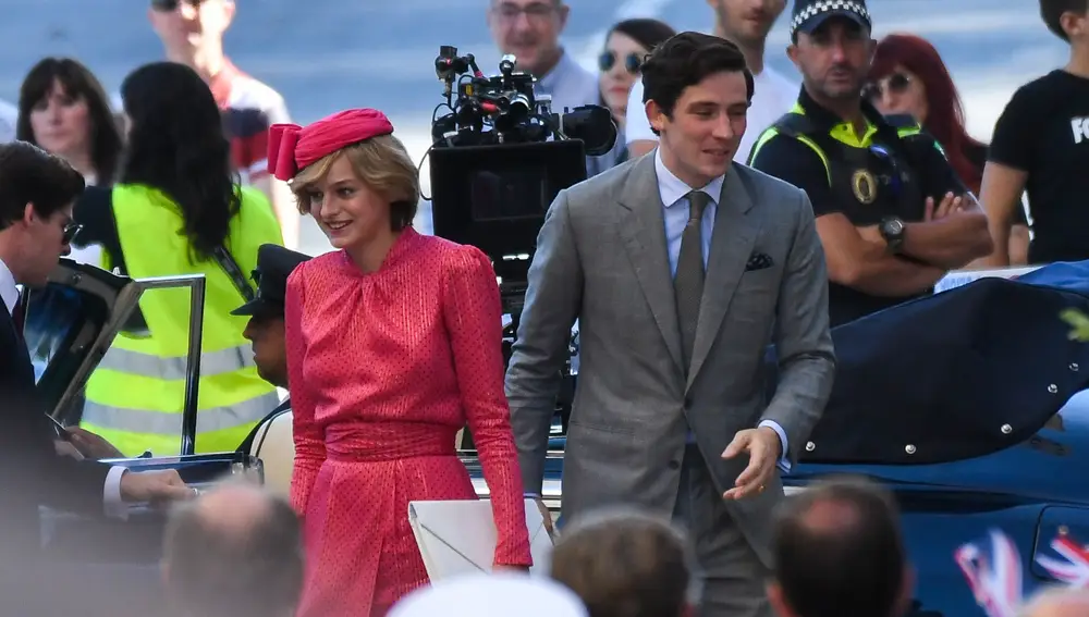 Emma Corrin y Josh Connor como Lady Di y el Príncipe Carlos de Inglaterra en 'The Crown'