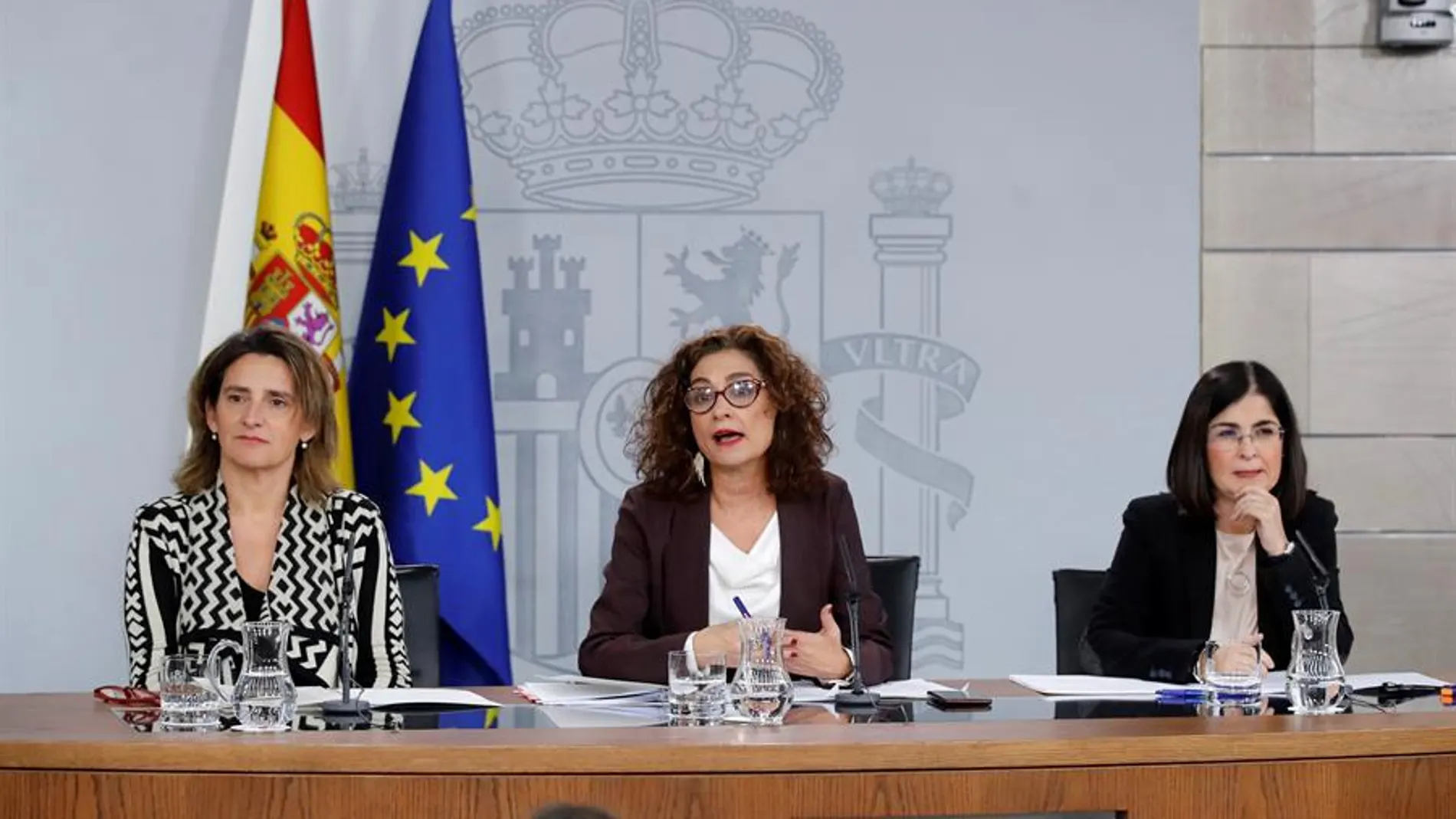 María Jesús Montero (c), junto a Teresa Ribera (izq.) y Carolina Darias (der.) María Jesús Montero (c), junto a Teresa Ribera (izq.) y Carolina Darias (der.)